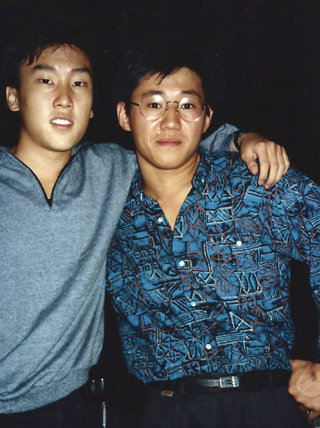 This file photo shows Kenneth Bae, right, and Bobby Lee together when they were freshmen students at the University of Oregon in 1988. (AP-Yonhap News)