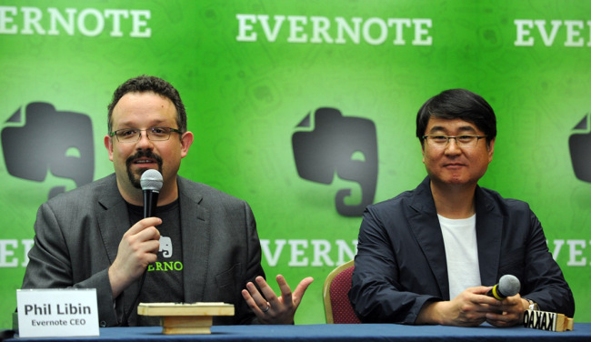 Evernote`s CEO Phil Libin (left) and Kakao’s CEO Lee Sir-goo during a press conference in Seoul on Wednesday. (Evernote-Yonhap News)