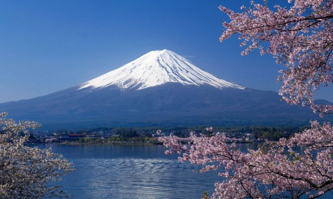This April 2012 file photo shows Japan’s highest peak Mount Fuji, seen behind Lake Kawaguchi in Yamanashi prefecture. Japan’s Mount Fuji will likely be added to the list of UNESCO World Heritage sites next month after an influential advisory panel to the U.N. cultural body made a recommendation. (AFP-Yonhap News)