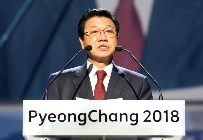 Kim Jin-sun, president of the PyeongChang Organizing Committee, speaks during a ceremony that unveiled the official emblem at the National Gugak Center in Seoul on Friday. (Yonhap News)