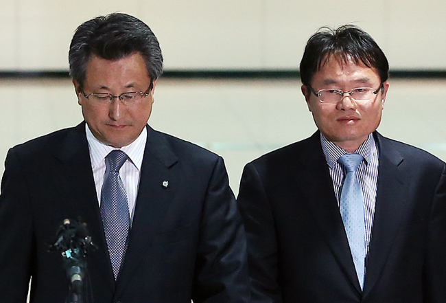 South Korean workers who have just returned from joint industrial zone in Gaeseong, North Korea, address the press on Friday at Customs, Immigration and Quarantine (CIQ) office in Paju. (Yonhap News)