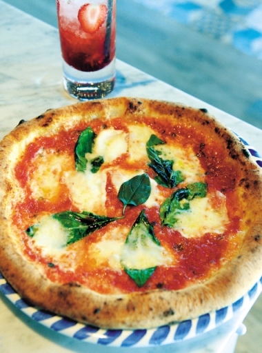 Vera Pizza Napoli’s pizza Extra Margherita features an airy, chewy crust, creamy shards of buffalo mozzarella and a rich tomato sauce.(Ahn Hoon/The Korea Herald)