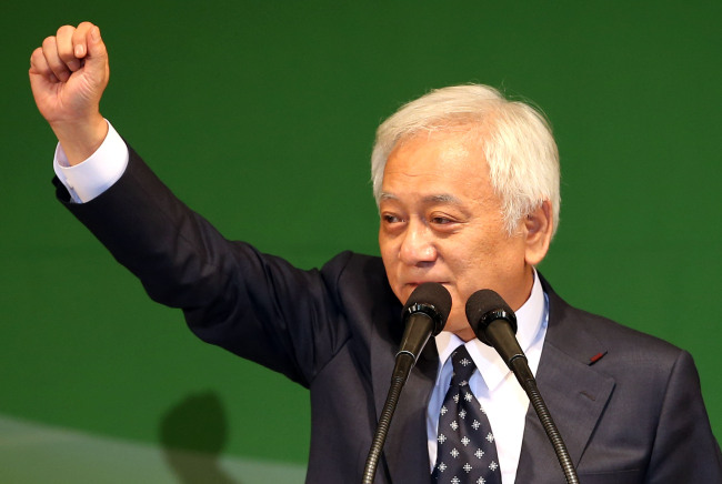 Rep. Kim Han-gil holds up a hand after being confirmed as the Democratic Party`s new chairman on Sunday. (Yonhap News)