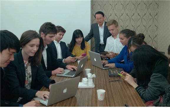 Min Byoung-chul (center, standing), founder of the Sunfull Movement and Konkuk University professor, watches his students write online condolences for the victims of an earthquake which hit China’s Sichuan province on April 20. (Sunfull Movement)