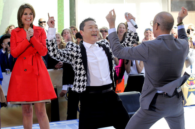 Savannah Guthrie reacts as Psy and Matt Lauer dance on NBC’s “Today Show” at Rockefeller Center in New York City on Friday. (UPI-Yonhap News)