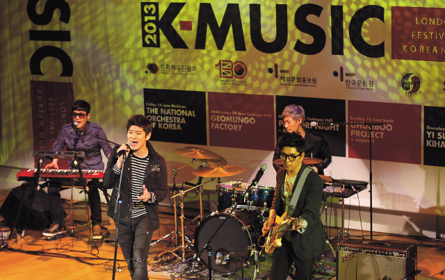 Jang Ki-ha and the Faces perform during “The K-music Festival 2013” held in Seoul on May 2. (KOCIS)