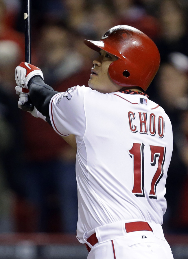 Reds center fielder Choo Shin-soo connects on his walk-off home run on Tuesday. (AP-Yonhap News)