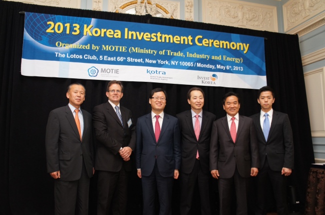 CTI chairman Lee Yong-kyu (left) poses with SoloPower CEO Robert Campbell (second from left) and Kim Chang-kyu (center), director-general for investment at the Ministry of Trade, Industry and Energy, at an investment ceremony at Lotos Club in New York on Monday. (CTI)