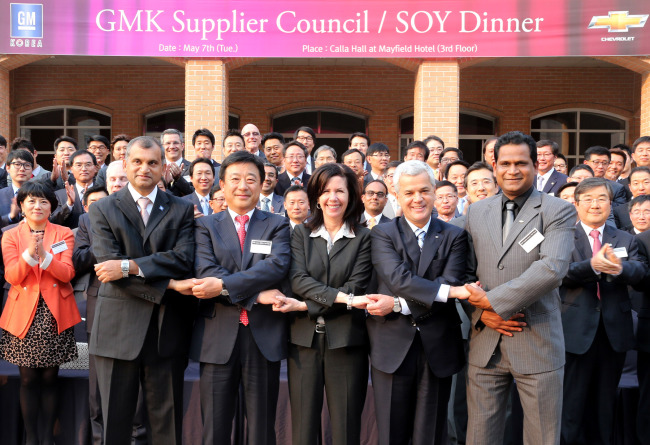 GM Korea celebrates 19 Korean suppliers for winning GM’s Supplier of the Year award in Seoul on Tuesday. In the front row (from left) are Johnny Saldanha, GM international operations vice president of global purchasing; Lee Jung-woo, chairman of Youngsin Metal Industry; Grace Lieblein, GM vice president of global purchasing; Sergio Rocha, GM Korea CEO; and Ashwani Muppasani, GM Korea vice president of purchasing. (GM Korea)