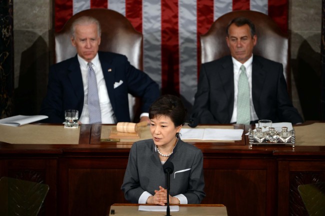 President Park Geun-hye delivers an address before a joint session of the House and Senate in Washington on Wednesday. At rear are U.S. Vice President Joe Biden (left) and House Speaker John Boehner. (Yonhap News)