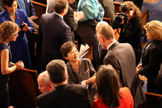 President Park Geun-hye is greeted by U.S. lawmakers after making her speech at Capitol Hill in Washington, Wednesday. (Yonhap News)