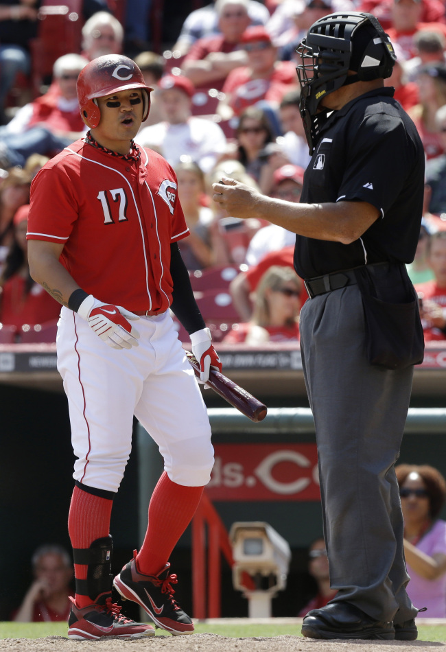 Cincinnati Reds center fielder Choo Shin-soo questions a strike call in the eighth inning on Wednesday. (AP-Yonhap News)