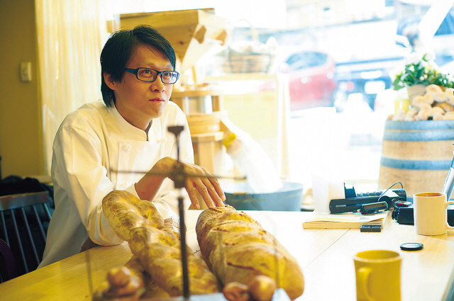 Pain de Papa owner-baker Lee Ho-young started selling naturally leavened grain-centric sourdough at his Sinsa-dong shop in 2008. (Ji Sung-jin)