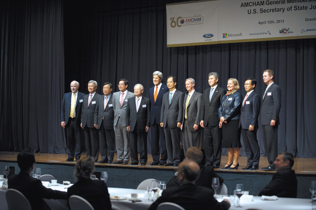 U.S. Secretary of State John Kerry (sixth from left) stands flanked by representatives of the Korean and foreign business communities at a meeting hosted by the American Chamber of Commerce in Korea in April. (Yonhap News)