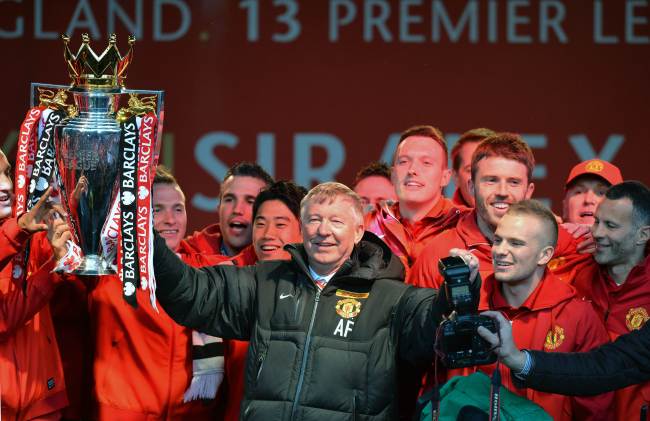 Retiring Manchester United manager Alex Ferguson (center) and his players celebrate with the EPL trophy in Manchester, England, Monday. (AFP-Yonhap News)