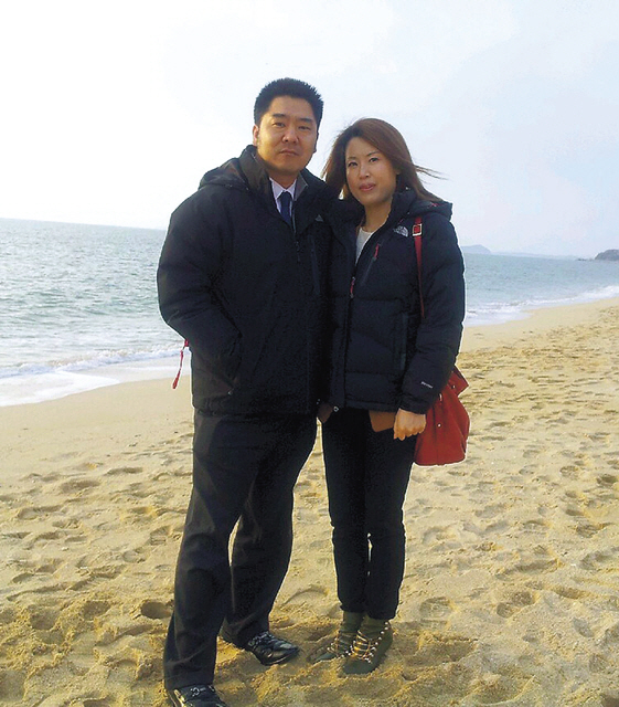 Hong Seung-soo (left) poses with his wife, who defected from North Korea, during a trip to Mallipo Beach in Taean, South Chungcheong Province, on Jan. 28. (AFP-Yonhap News)