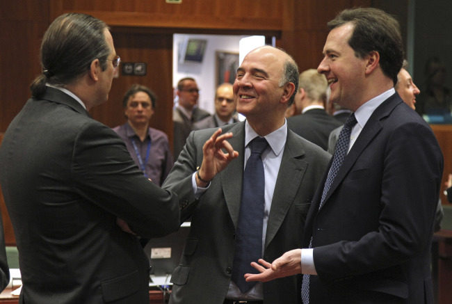 French Finance Minister Pierre Moscovici (center) talks with Swedish Finance Minister Anders Borg (left) and British Chancellor of the Exchequer George Osborne during the EU finance ministers meeting at the European Council building in Brussels on Tuesday. (AP-Yonhap News)