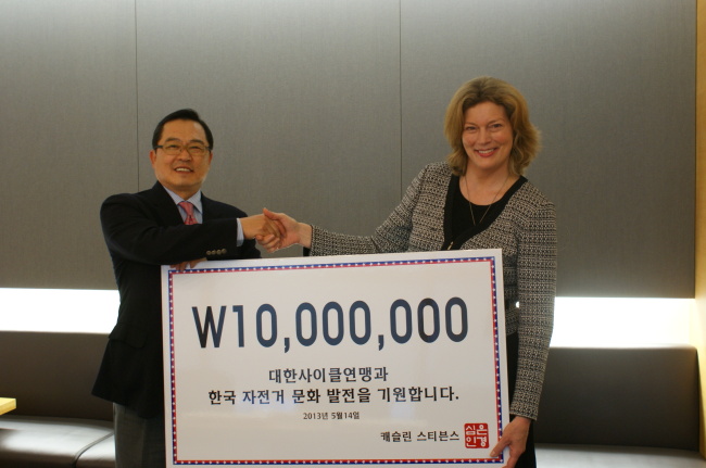 Former U.S. Ambassador to Korea Kathleen Stephens shakes hands with LS Group chairman and Korea Cycling Federation president Koo Ja-yeol after donating 10 million won to the federation on Wednesday. (LS Group)