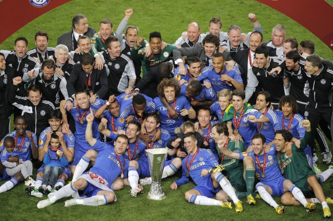 Chelsea players celebrate with the trophy after winning the Europa League final soccer match between Benfica and Chelsea at ArenA stadium in Amsterdam, Netherlands, Wednesday. (AP-Yonhap News)