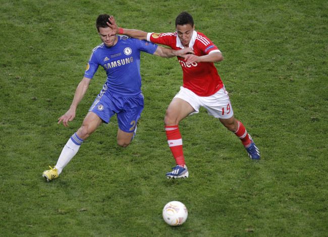 Chelsea`s Cesar Azpilicueta, from Spain, left, is held off by Benfica`s Rodrigo Machado, from Spain during the Europa League final soccer match between Benfica and Chelsea at ArenA stadium in Amsterdam, Netherlands, Wednesday. (AP-Yonhap News)