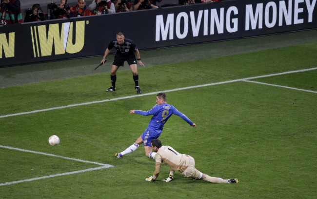 Chelsea`s Fernando Torres, from Spain takes the ball round Benfica`s goalkeeper Artur Moraes, from Brazil to score the opening goal during the Europa League final soccer match between Benfica and Chelsea at ArenA stadium in Amsterdam, Netherlands, Wednesday. (AP-Yonhap News)