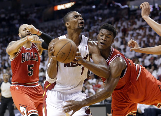 Miami Heat`s Chris Bosh (1) drives to the basket as Chicago Bulls` Jimmy Butler, right, defends during the first half of Game 5 of an NBA basketball Eastern Conference semifinal, Wednesday (AP Yonhap News)