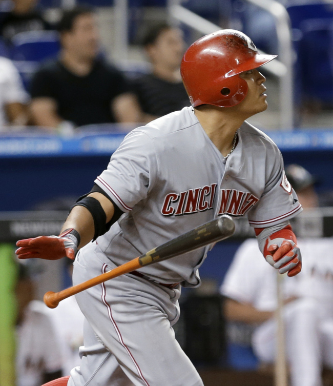 Cincinnati Reds` Shin-Soo Choo watches his solo home run against the Miami Marlins in the fourth inning of a baseball game in Miami, Wednesday. (AP-Yonhap News)