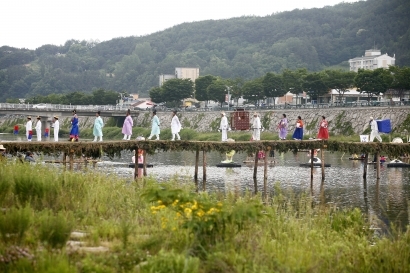 The staff of the Muju Firefly Festival perform a traditional ceremony during a previous festival. (Muju Firefly Festival)