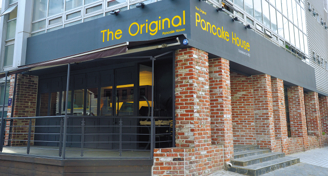 The first overseas outlet of The Original Pancake House is located in Sinsa-dong,Seoul, near Garosugil (Kim Myung-sub/The Korea Herald)