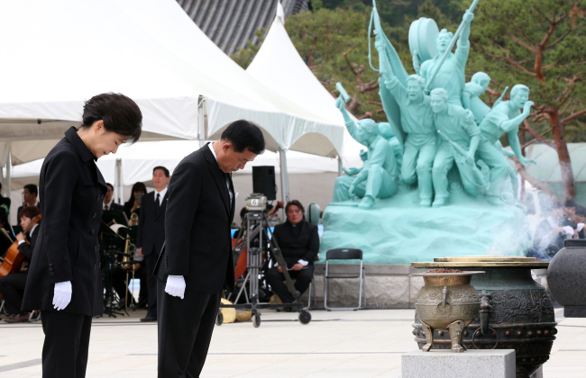 President Park stands in silent tribute to the victims of the 1980 pro-democracy movement during a ceremony held at the May 18 National Cemetery in Gwangju on Saturday. (Yonhap News)