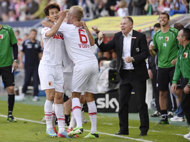 Augsburg midfielder Ji Dong-won (left) celebrates his goal on Saturday. (AFP-Yonhap News)