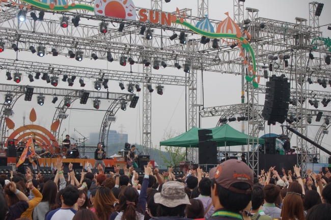 Korean band Tacopy entertains the crowds at the “Sun” stage at Greenplugged Festival. (Emma Kalka/The Korea Herald)