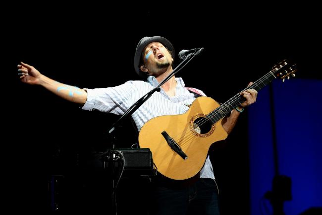 American pop singer Jason Mraz performs live in Seoul at the Jamsil Sports Complex on Friday. (9 Entertainment)