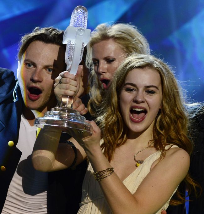 Denmark’s Emmelie de Forest raises her prize after winning the final of the 2013 Eurovision Song Contest in Malmoe, Sweden, Saturday. (AFP-Yonhap News)