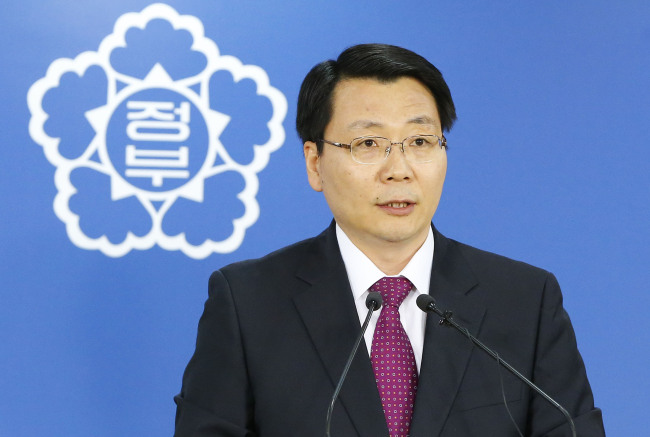 Kim Hyung-suk, spokesman for the unification ministry, speaks during a press conference on Sunday. (Yonhap News)