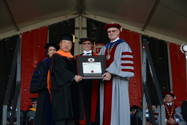 Hyosung Group chairman S.R. Cho (left) receives his honorary doctorate in engineering from Illinois Institute of Technology president John L. Anderson on Saturday. (Hyosung)