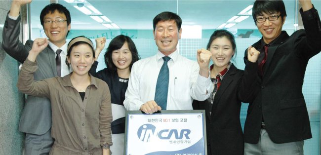 INCARINSU Co. CEO Choi Byung-chae (center) gestures with company staff. (INCARINSU)