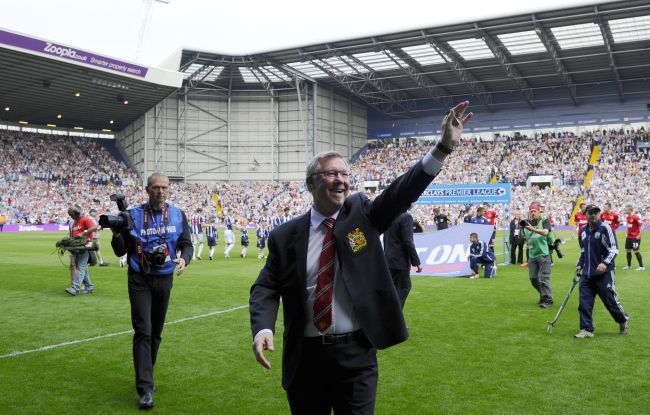 Manchester United manager Alex Ferguson acknowledges the crowd on Sunday. (AFP-Yonhap News)