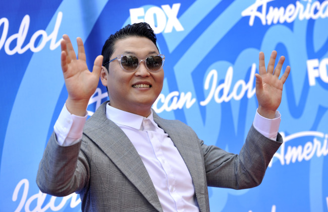 Psy performs “Gentleman” on “American Idol” on May 16 in Los Angeles. (Yonhap News)