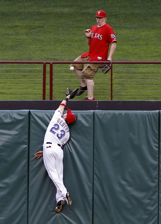 Texas Rangers center fielder Craig Gentry cannot catch a home run ball hit by Oakland Athletics’ Yoenis Cespedes during the fourth inning of a baseball game in Arlington, Texas, Tuesday. (AP-Yonhap News)