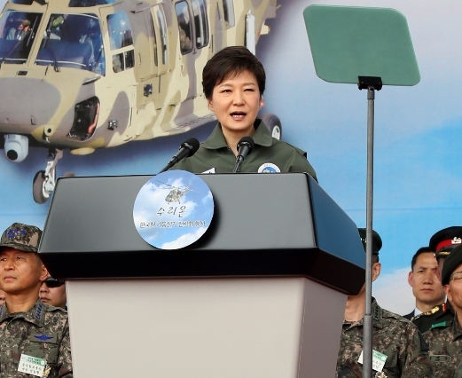 박근혜 대통령이 22일 충남 논산시 육군항공학교에서 열린 한국형 기동헬기 수리온 전력화 기념행사에 참석, 축사를 하고 있다. (연합뉴스)