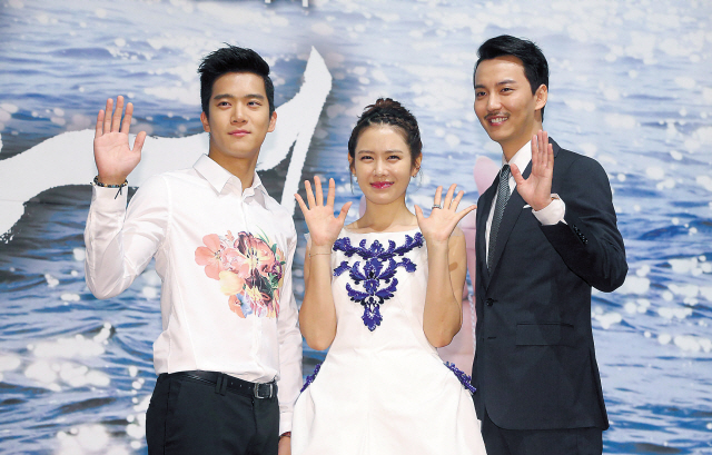 The cast of KBS’ “Don’t Look Back,” (from left) Ha Seok-jin, Son Ye-jin and Kim Nam-gil, attend the drama’s press conference in Seoul on Tuesday. (Park Hae-mook/The Korea Herald)