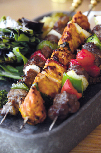 Hummus Kitchen’s mixed kebab plate of lamb, beef and yogurt-marinated chicken. (Park Hae-mook/The Korea Herald)