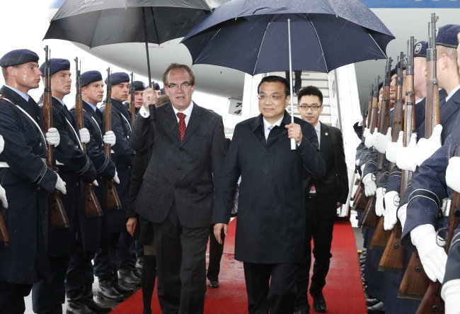 Chinese Premier Li Keqiang arrives at the airport in Berlin on Saturday, starting an official visit to Germany. ( Xinhua-Yonhap News)