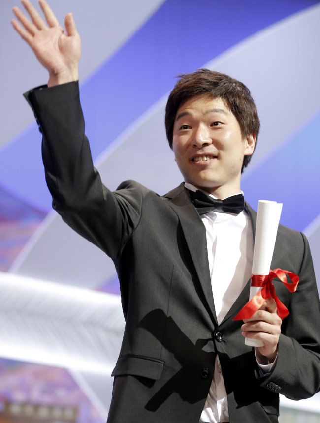 Moon Byoung-gon is presented the Best Short Film award for his film “Safe” during an awards ceremony at the 66th International Film Festival in Cannes, France, Sunday. (AP-Yonhap News)