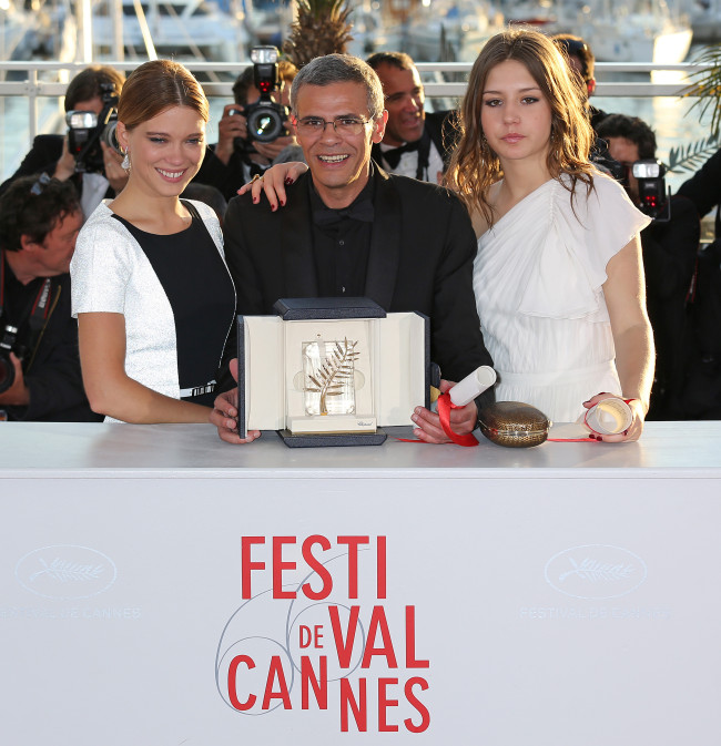 From left: Lea Seydoux, director Abdellatif Kechiche, and Adele Exarchopoulos arrive at the award photocall after receiving the “Palm d’Or” prize for the film “La vie d’Adele (Blue is the Warmest Color)” during the 66th annual Cannes International Film Festival in Cannes, France, Sunday. (UPI-Yonhap News)