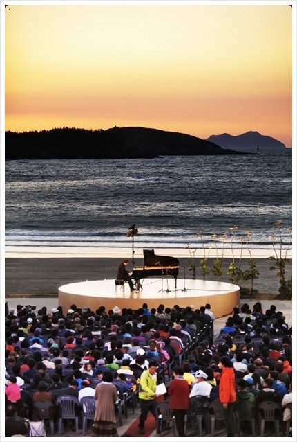 A scene from “Piano Virtuoso, Paik Kun-woo’s Island Concert” in 2011. (MBC)