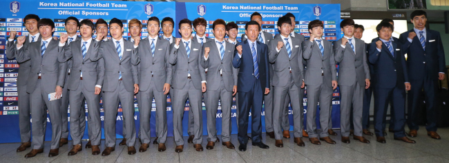 The Korean national soccer team poses at Incheon International Airport prior to departing for Dubai on Tuesday. (Yonhap News)