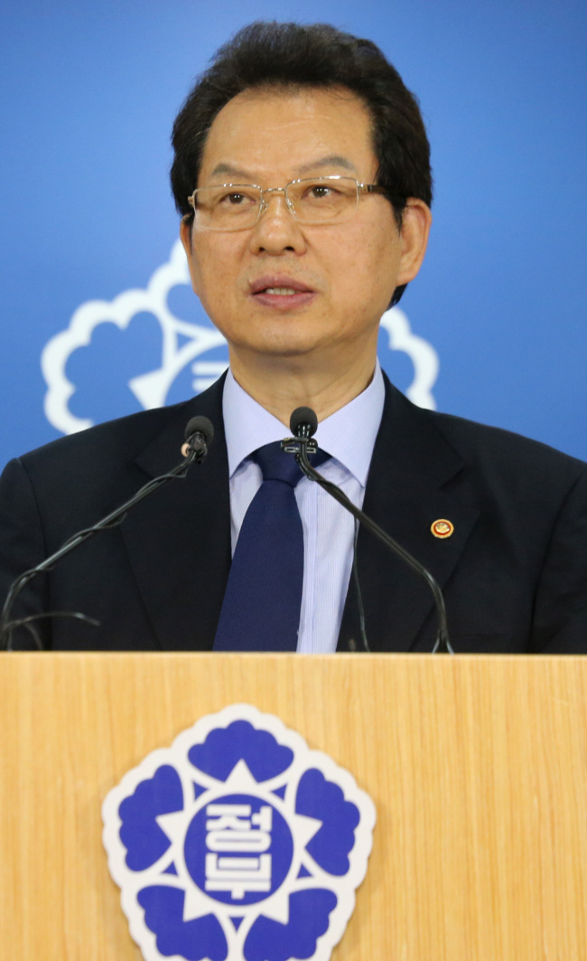Education Minister Seo Nam-soo addresses a news conference Tuesday. ( Yonhap News)