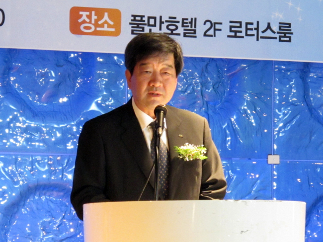 S&T Group chairman Choi Pyung-kyu speaks at a ceremony in Changwon, South Gyeongsang Province, Tuesday to launch a 30 billion won S&T scholarship foundation. (Yonhap News)